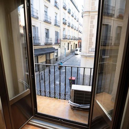 Hostal Los Perales Madrid Luaran gambar A French window
