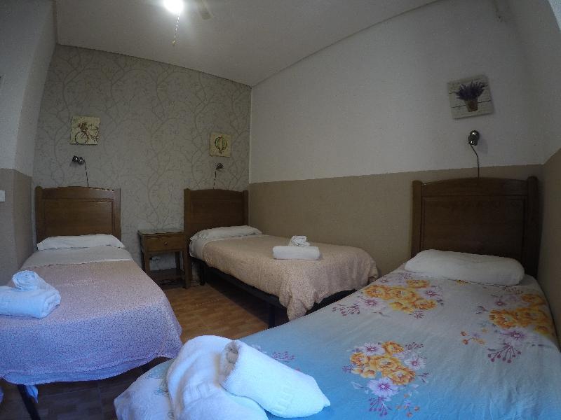 Hostal Los Perales Madrid Luaran gambar A room at the hotel