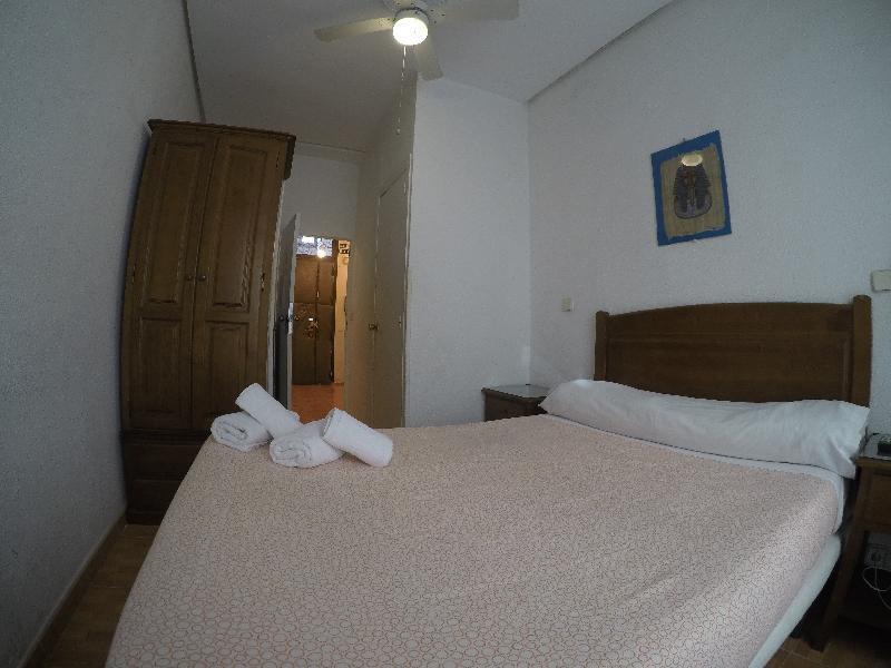 Hostal Los Perales Madrid Luaran gambar A bedroom in a hotel