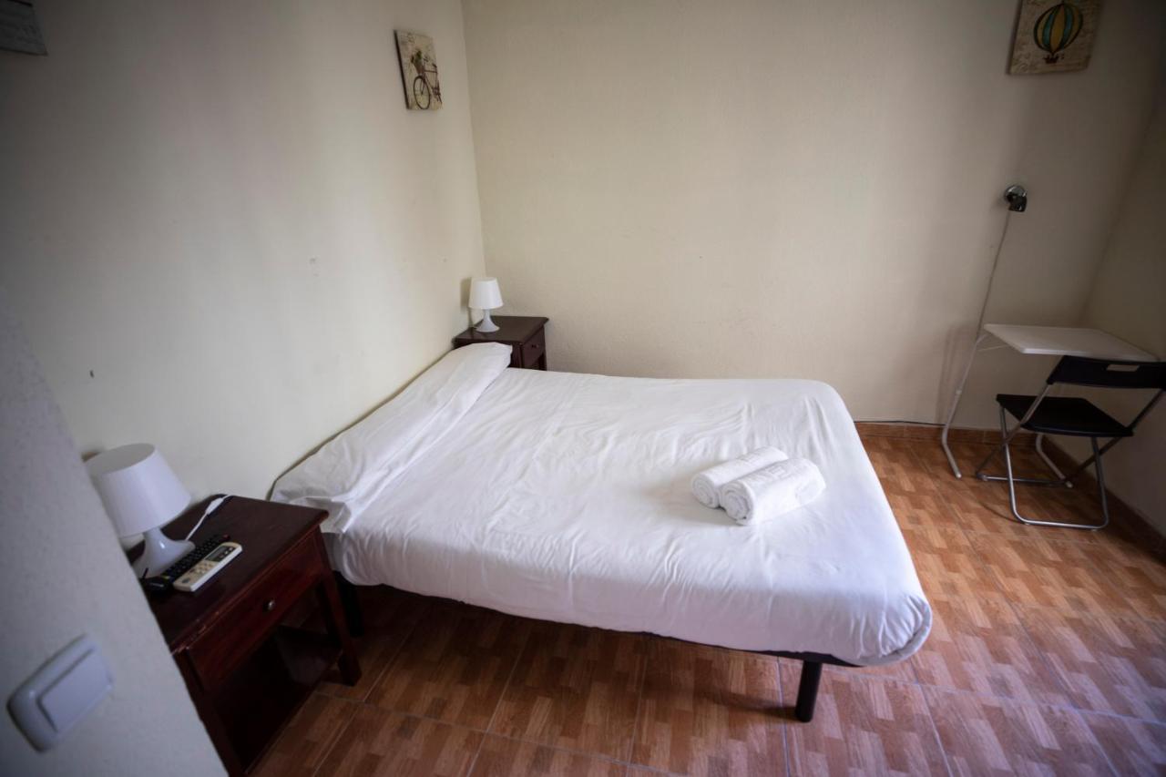 Hostal Los Perales Madrid Luaran gambar A room at the hotel