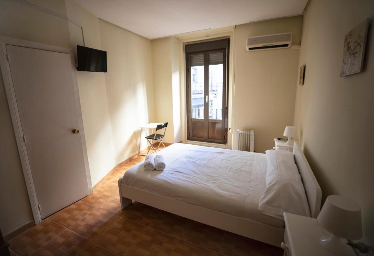 Hostal Los Perales Madrid Luaran gambar A room at the hotel