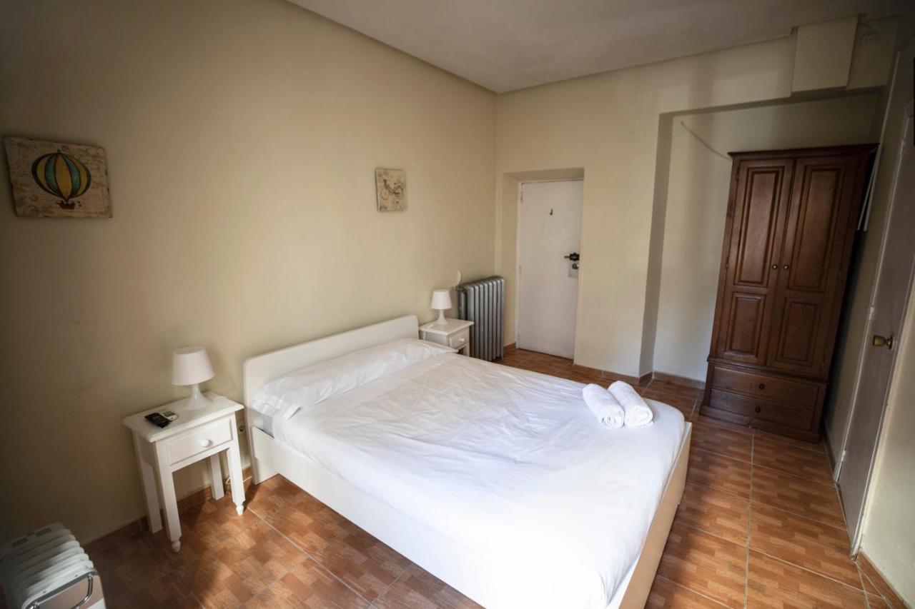 Hostal Los Perales Madrid Luaran gambar A room at the hotel