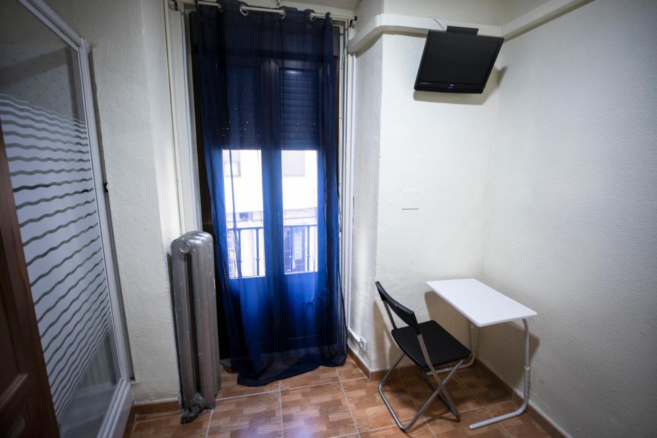 Hostal Los Perales Madrid Luaran gambar A room at the hostel