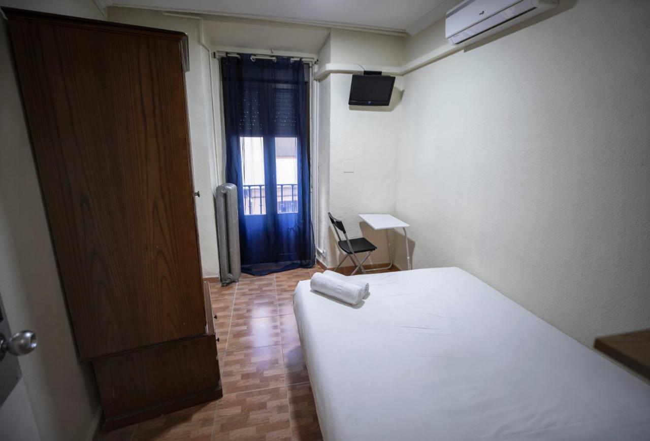 Hostal Los Perales Madrid Luaran gambar A room at the hostel