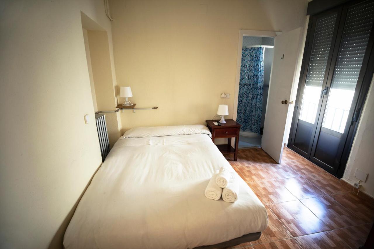 Hostal Los Perales Madrid Luaran gambar A single room in a hotel