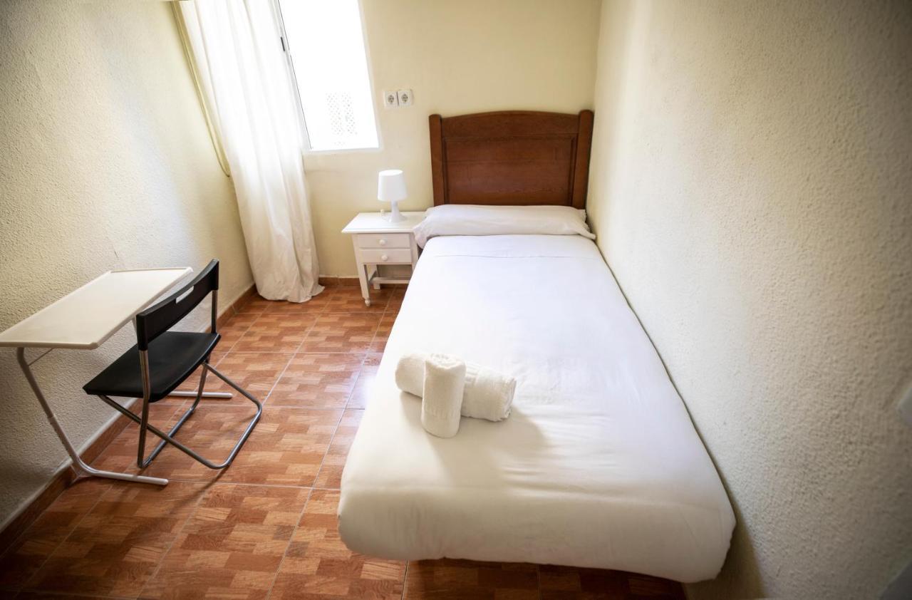 Hostal Los Perales Madrid Luaran gambar A single room in a Spanish hotel