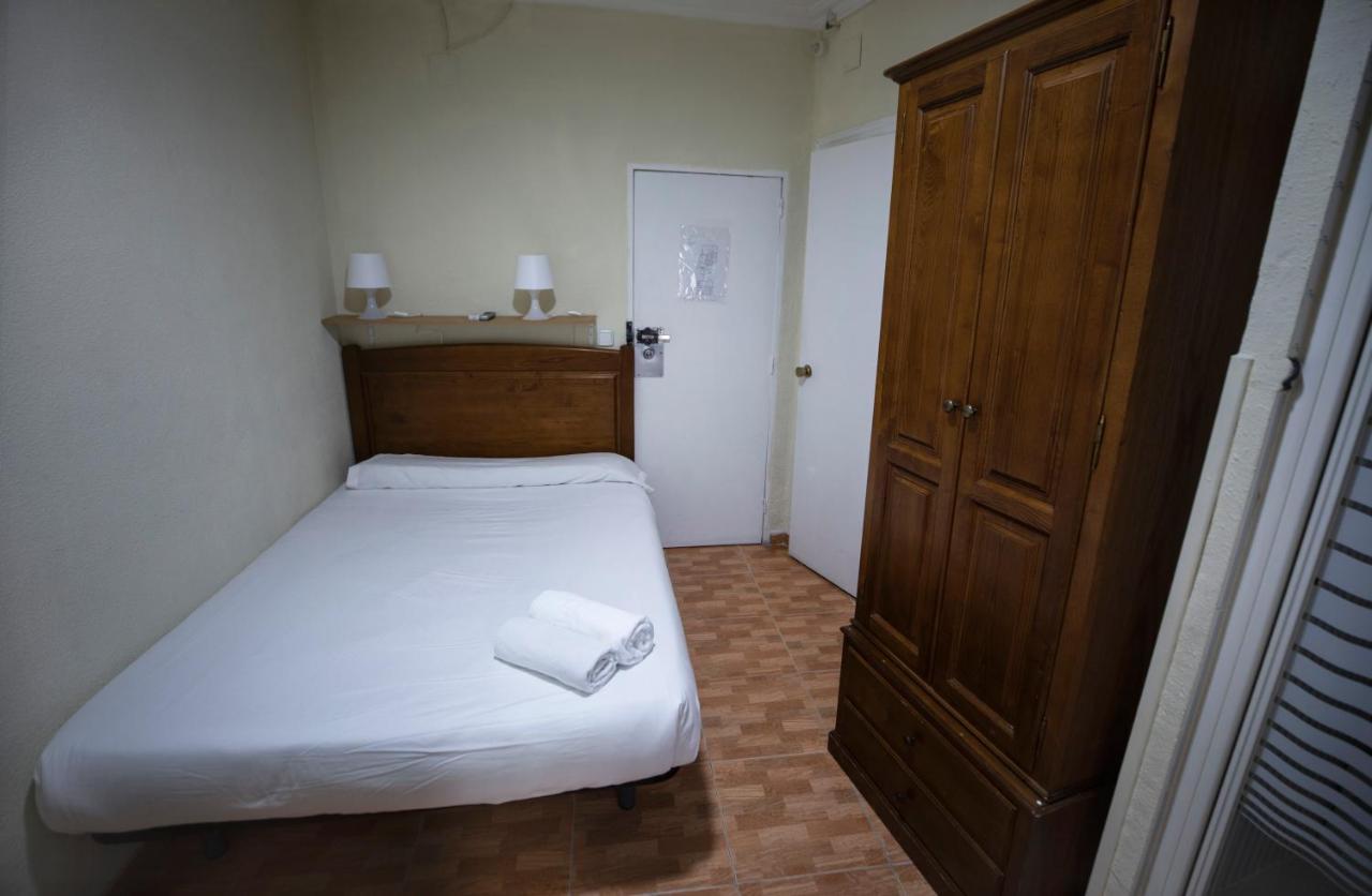 Hostal Los Perales Madrid Luaran gambar A room at the hotel