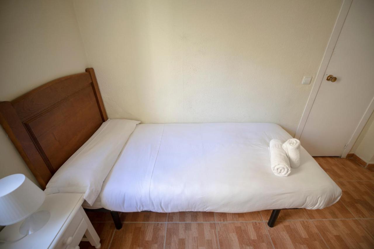 Hostal Los Perales Madrid Luaran gambar A single bed