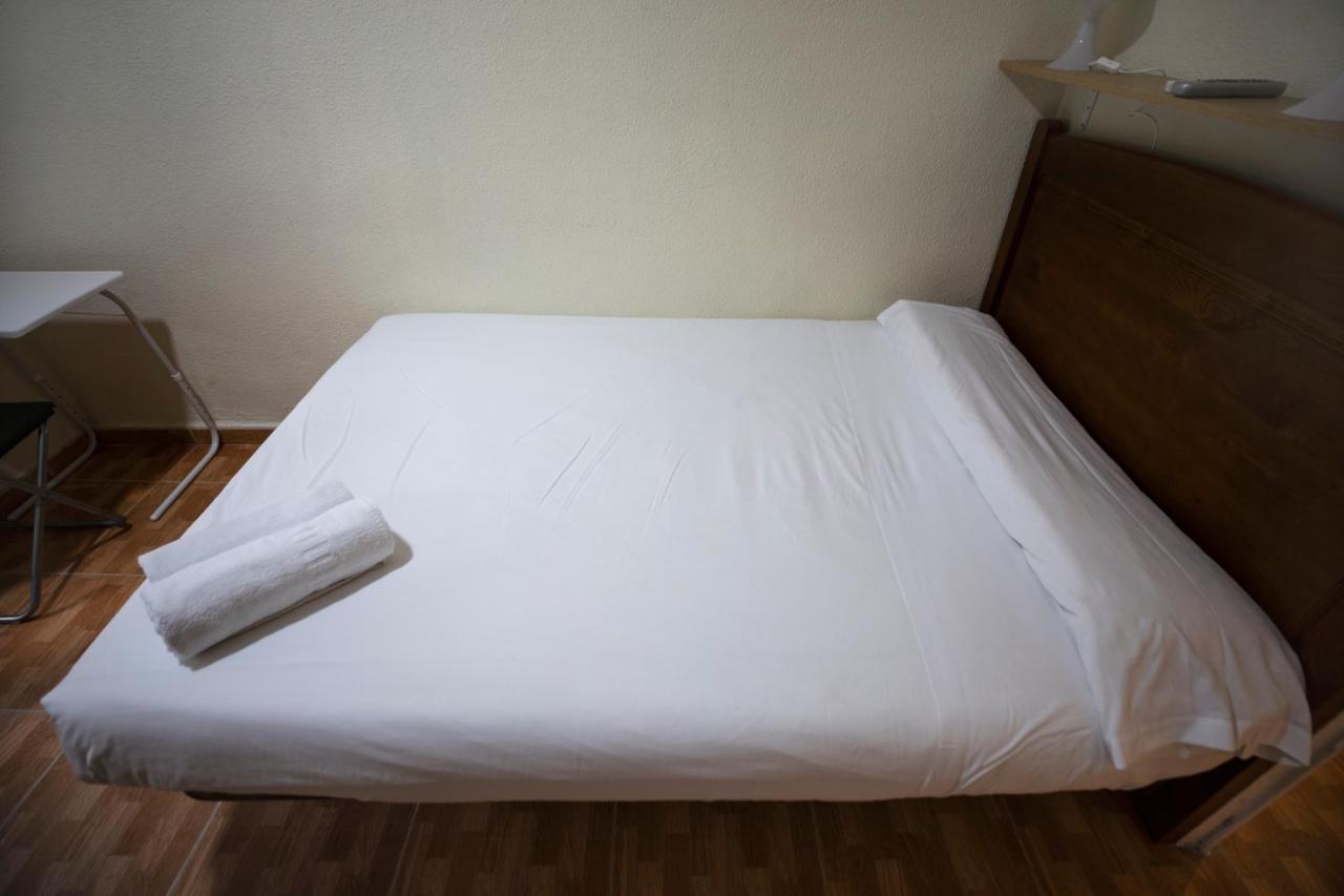 Hostal Los Perales Madrid Luaran gambar A bed with a sheet