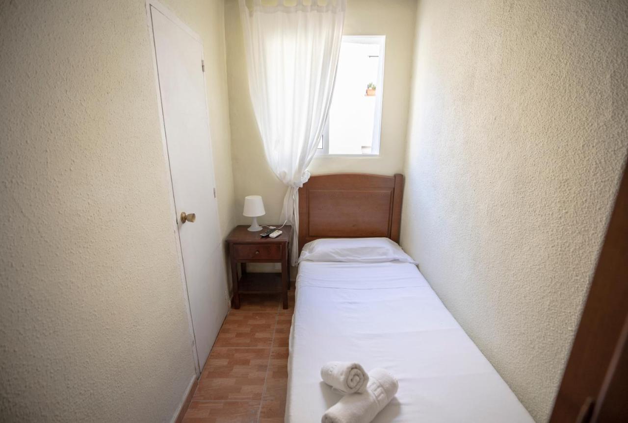 Hostal Los Perales Madrid Luaran gambar A single room