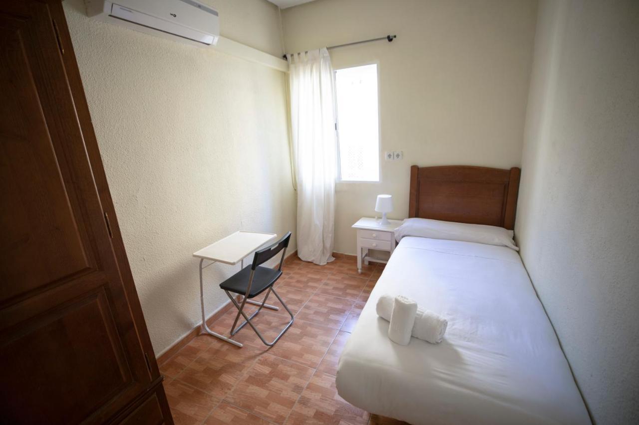 Hostal Los Perales Madrid Luaran gambar A single room at a hostel in Spain