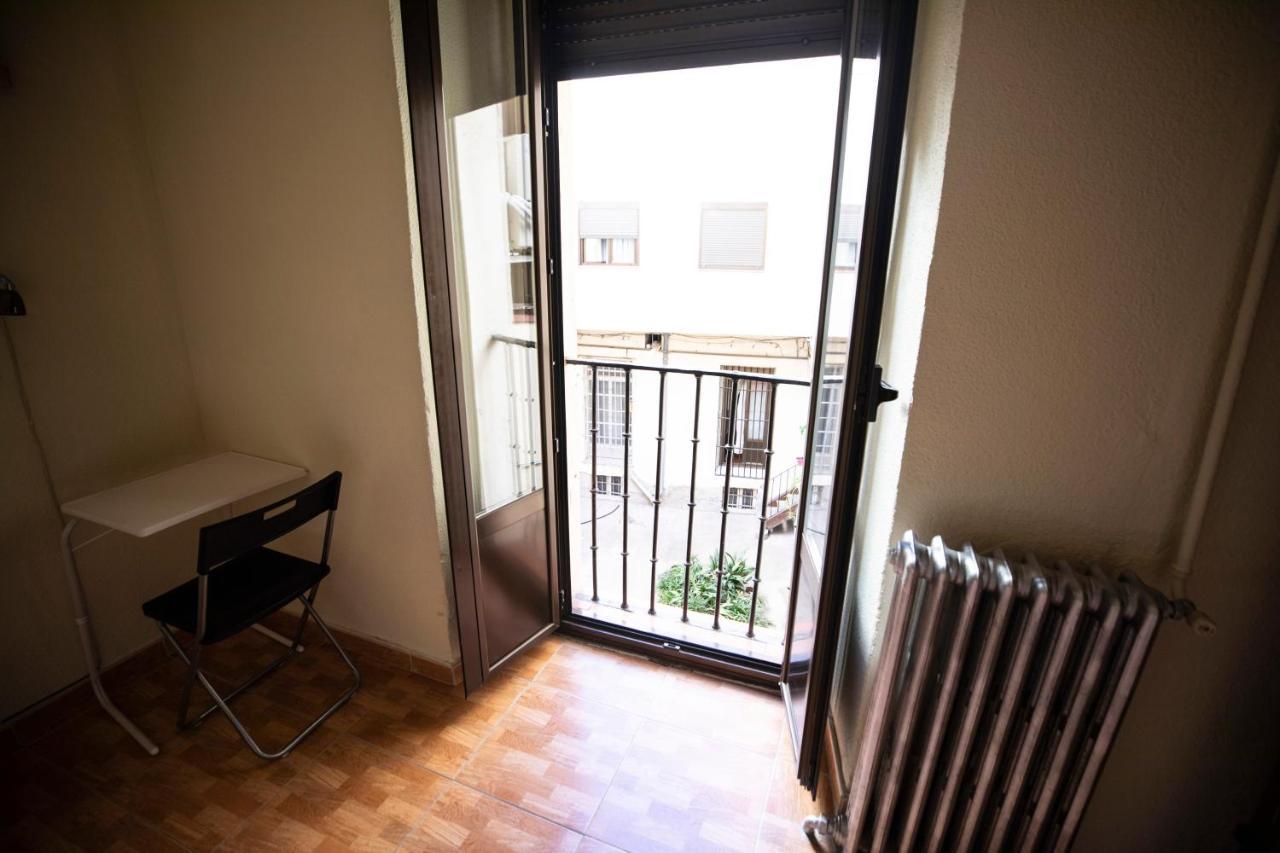Hostal Los Perales Madrid Luaran gambar A French door