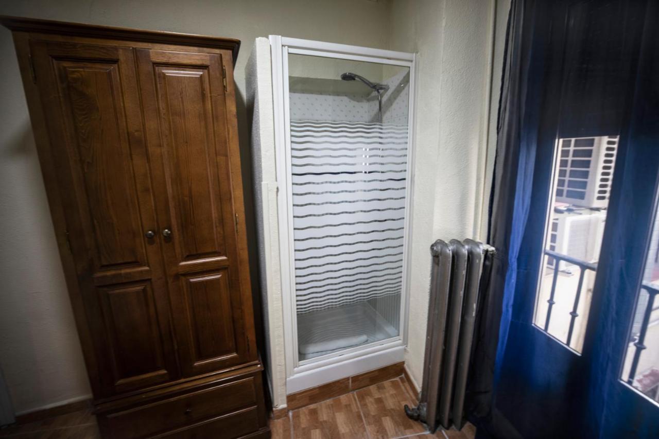 Hostal Los Perales Madrid Luaran gambar A shower enclosure