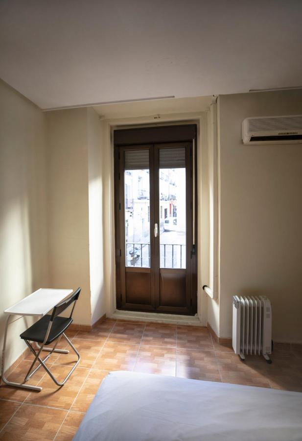 Hostal Los Perales Madrid Luaran gambar A French window