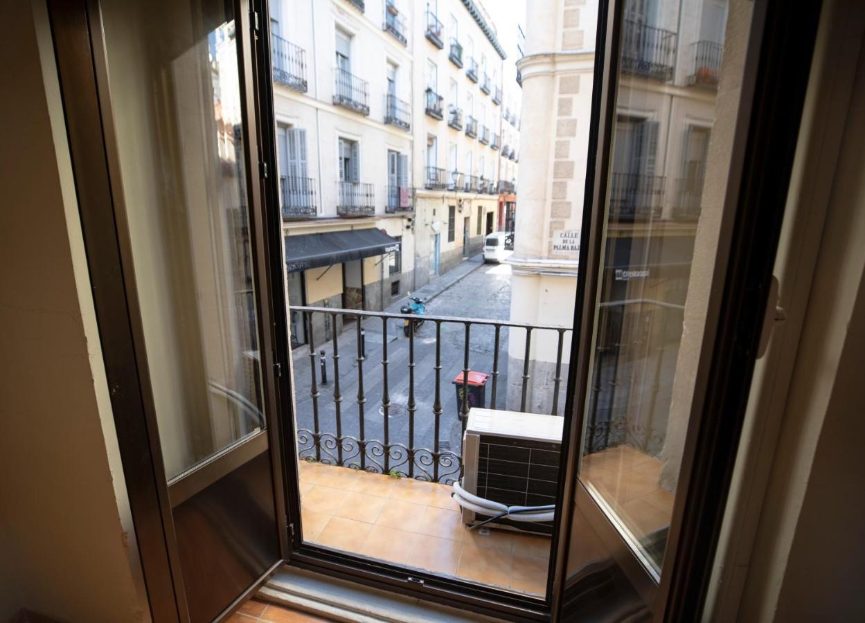 Hostal Los Perales Madrid Luaran gambar A French window