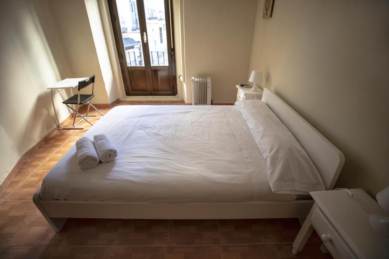 Hostal Los Perales Madrid Luaran gambar A bedroom