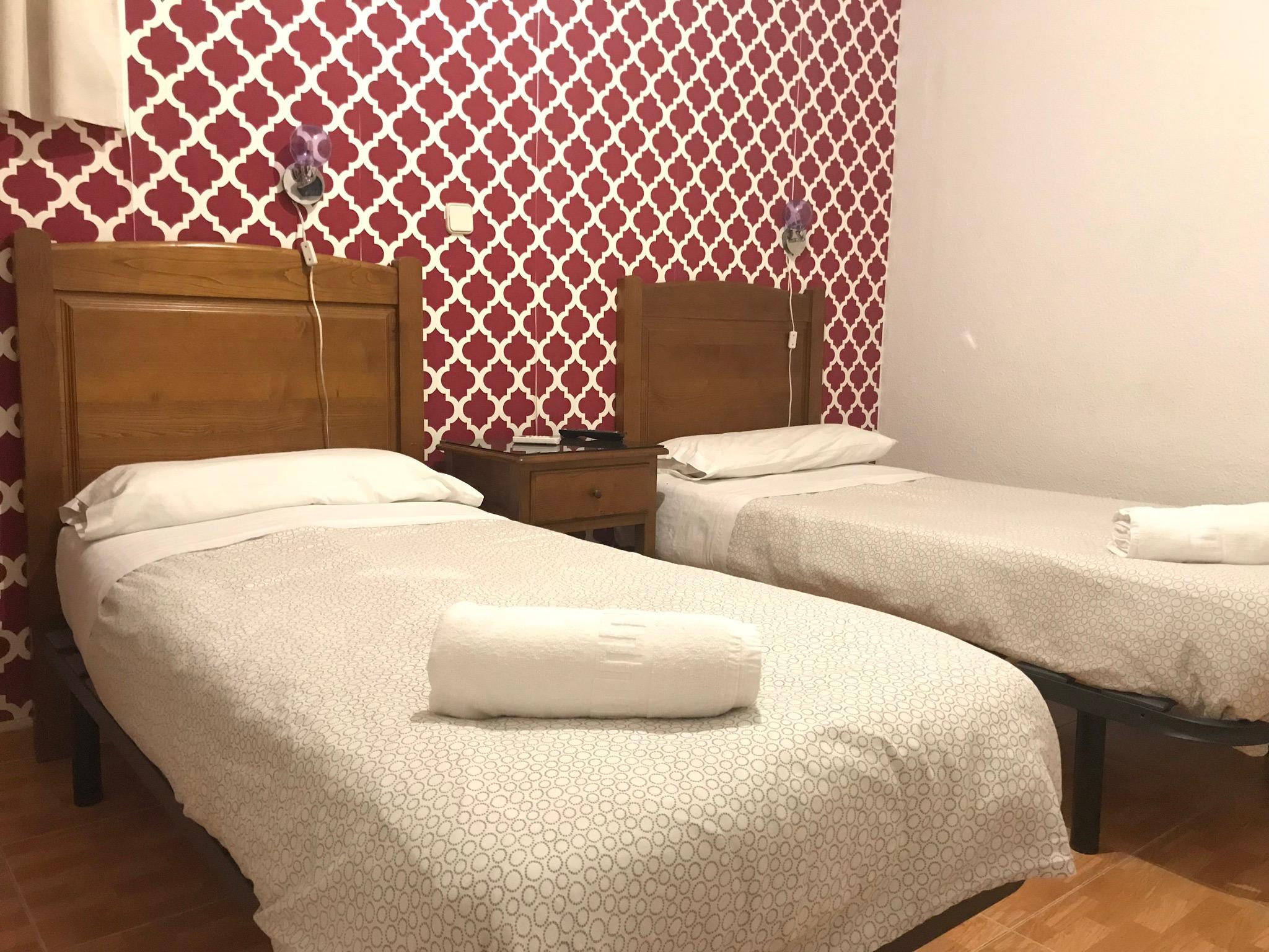 Hostal Los Perales Madrid Luaran gambar A typical room at the hotel