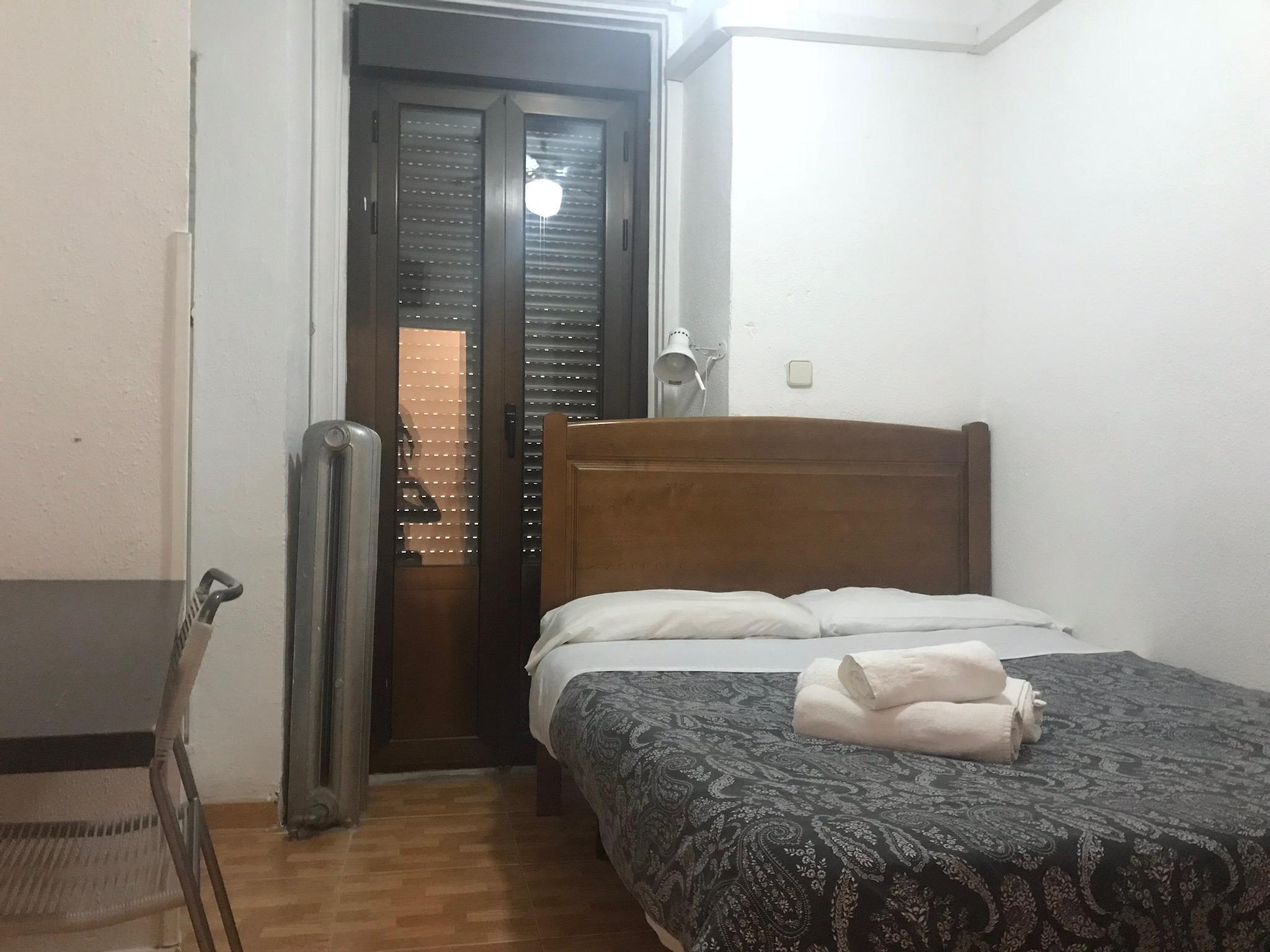 Hostal Los Perales Madrid Luaran gambar A room at the hostel