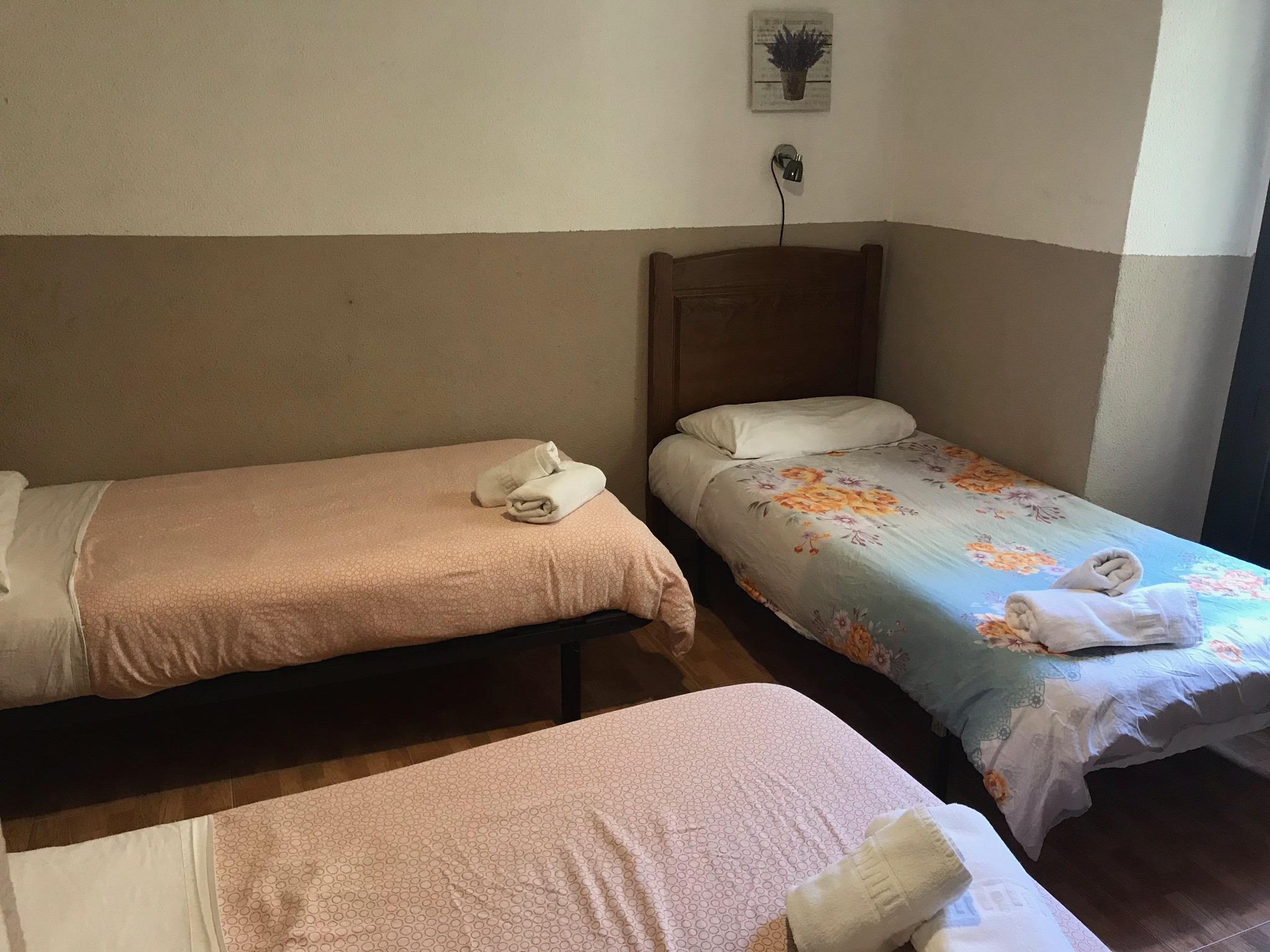 Hostal Los Perales Madrid Luaran gambar A room at the hotel