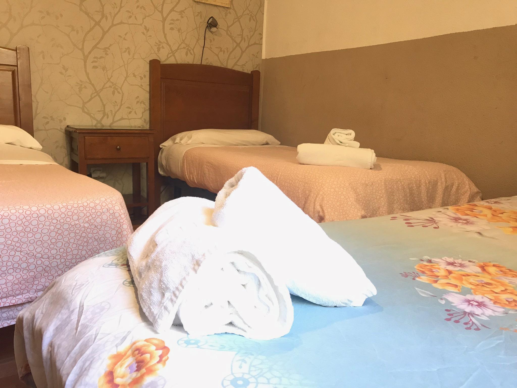 Hostal Los Perales Madrid Luaran gambar A room at the hotel