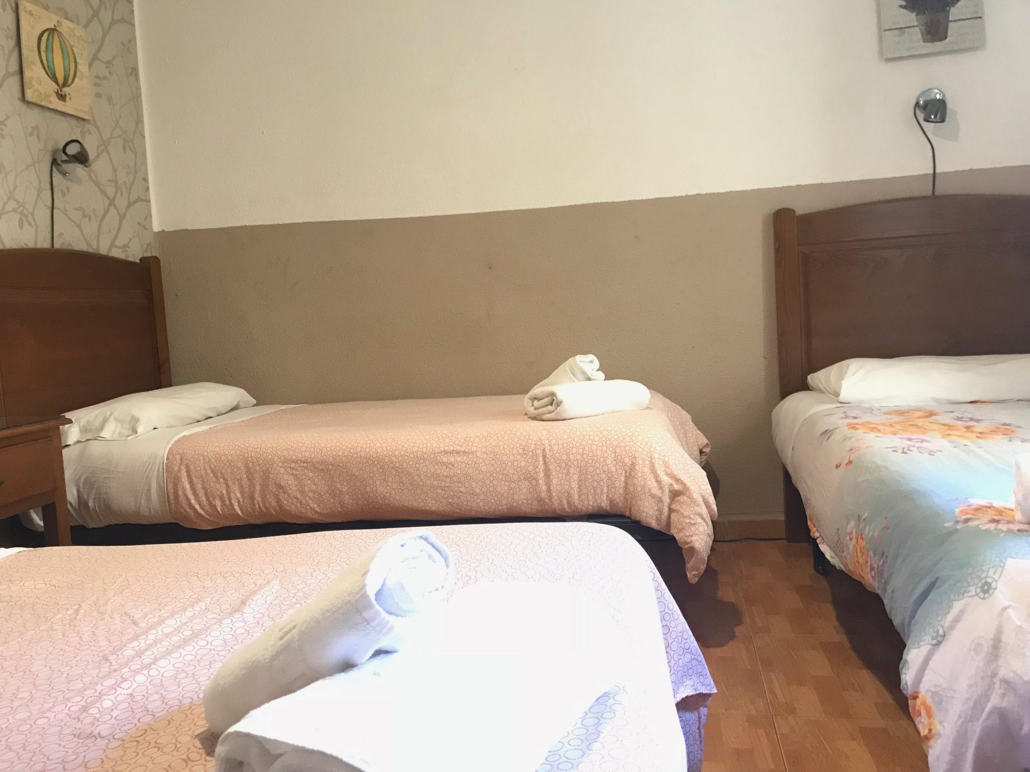 Hostal Los Perales Madrid Luaran gambar A room at the hotel