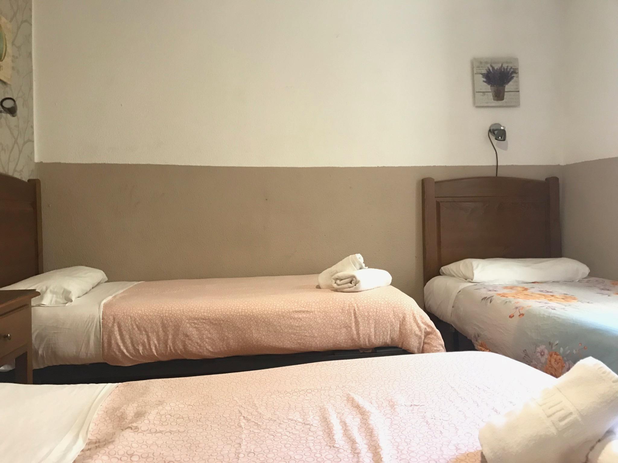 Hostal Los Perales Madrid Luaran gambar A room at the hotel