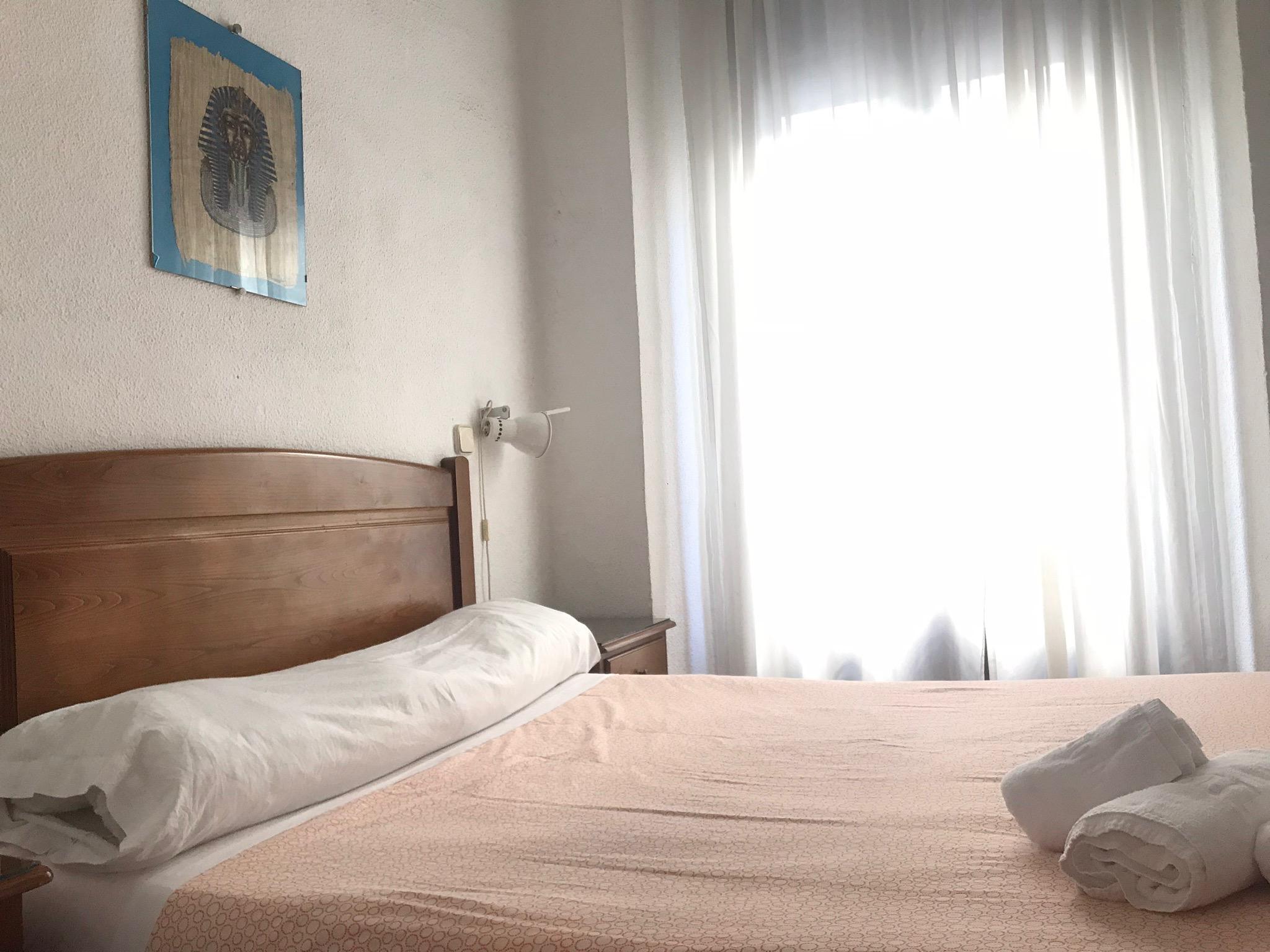 Hostal Los Perales Madrid Luaran gambar A bedroom in a hotel