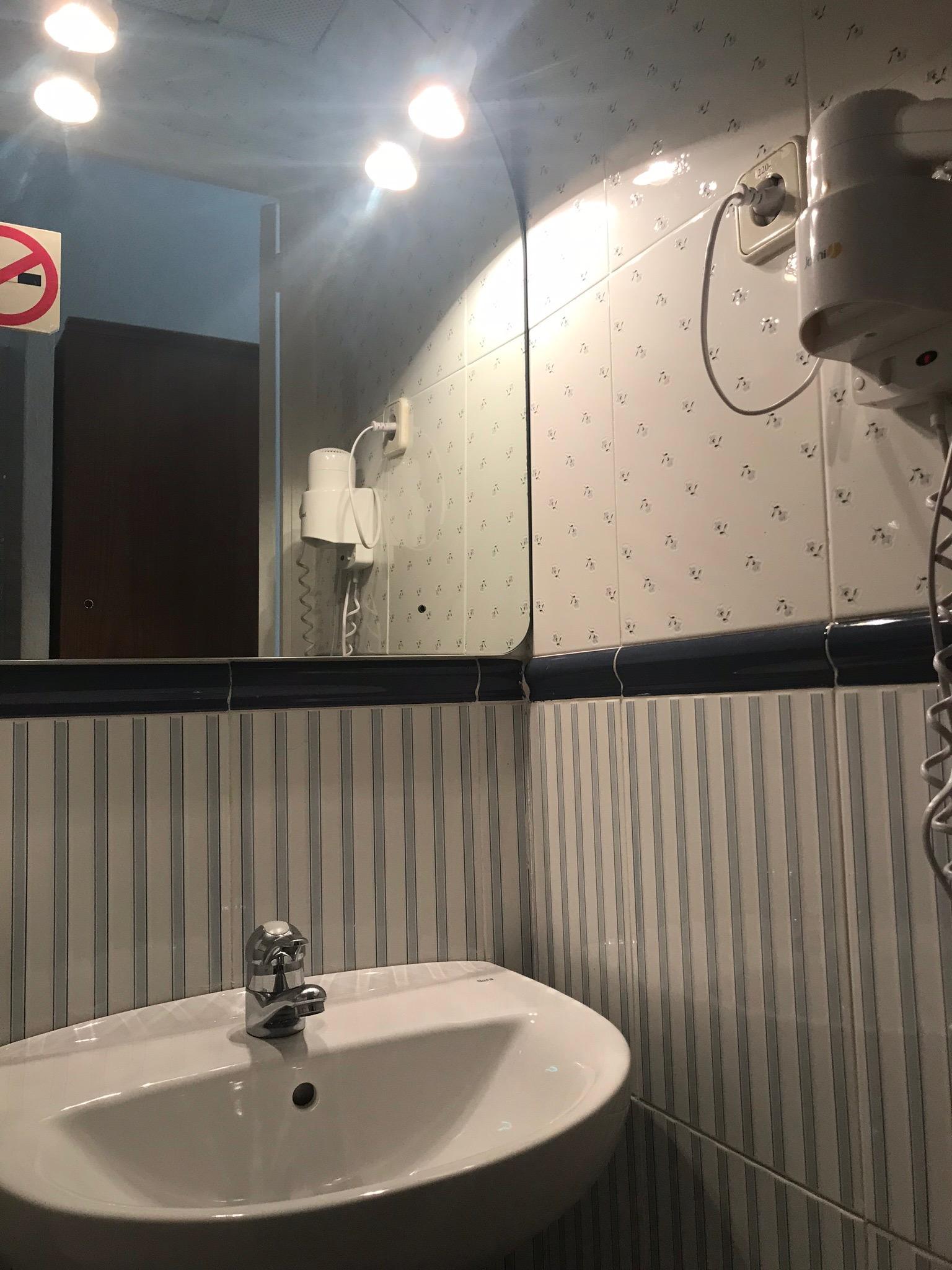 Hostal Los Perales Madrid Luaran gambar A shower in a hotel bathroom