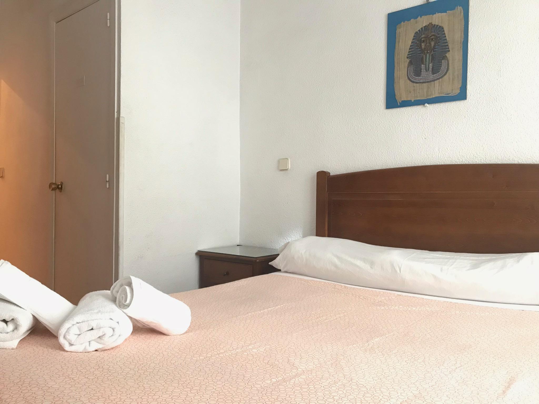Hostal Los Perales Madrid Luaran gambar A bedroom at the hotel