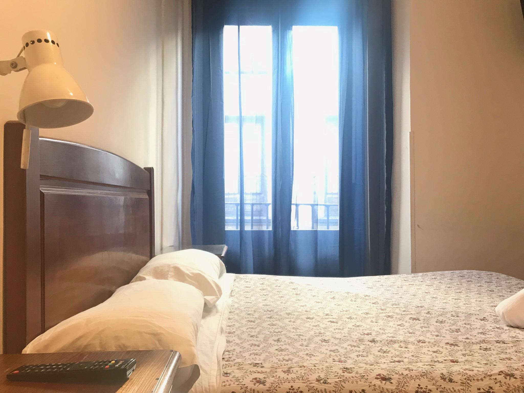 Hostal Los Perales Madrid Luaran gambar A bedroom in a hotel