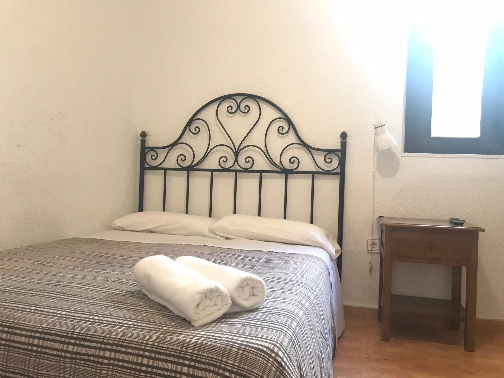 Hostal Los Perales Madrid Luaran gambar A guest room at the hotel