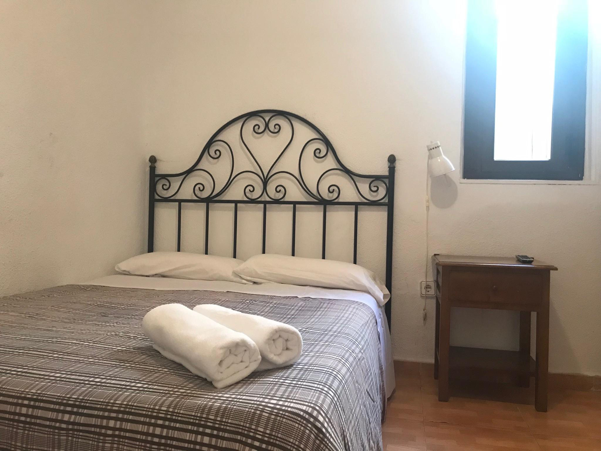 Hostal Los Perales Madrid Luaran gambar A bedroom in a hostel