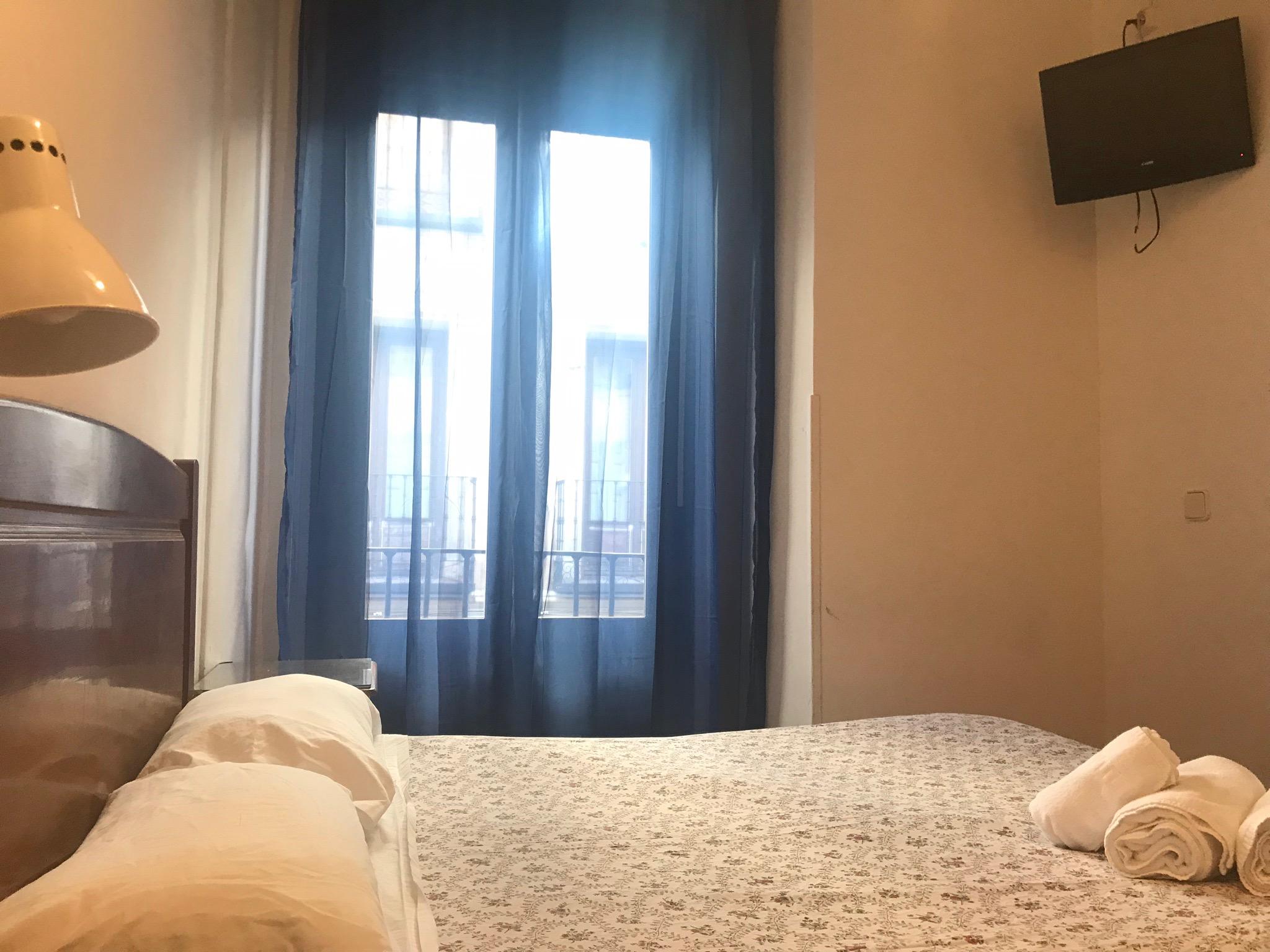 Hostal Los Perales Madrid Luaran gambar A room at the hotel