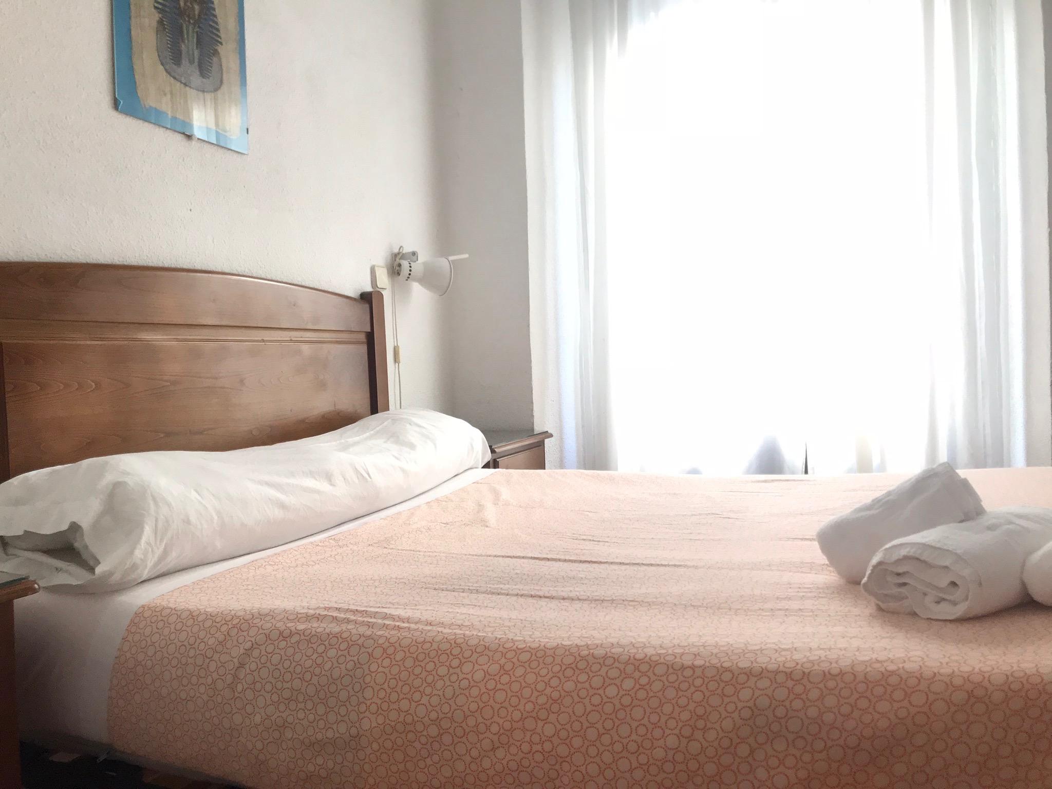 Hostal Los Perales Madrid Luaran gambar A bed