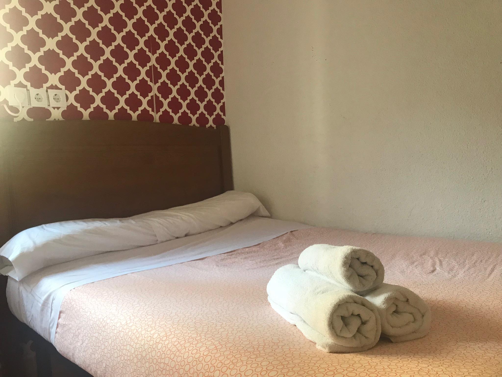 Hostal Los Perales Madrid Luaran gambar A bed with towels