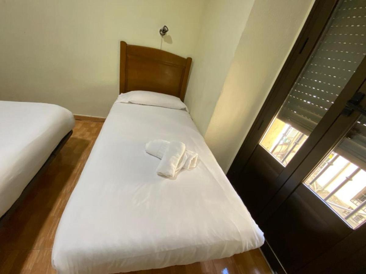 Hostal Los Perales Madrid Luaran gambar