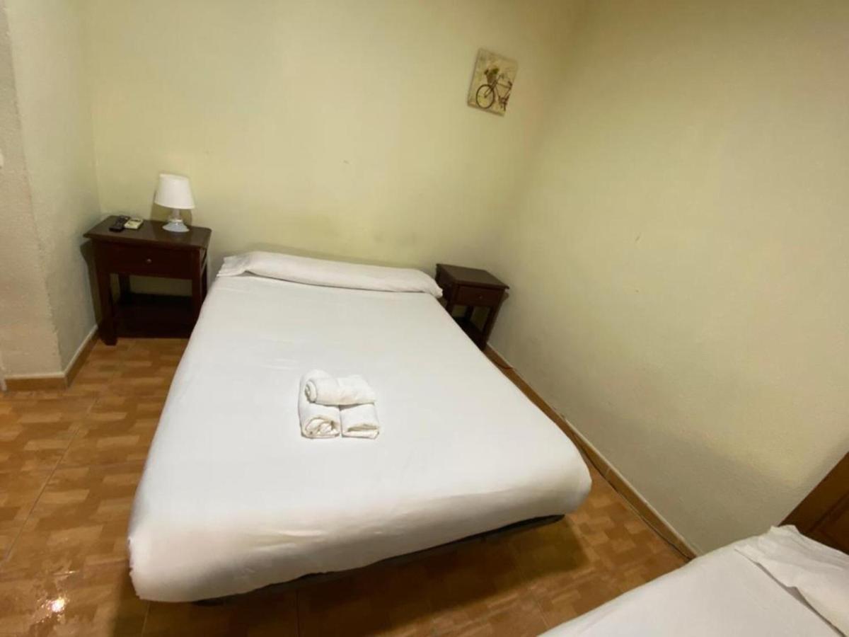 Hostal Los Perales Madrid Luaran gambar A single bed