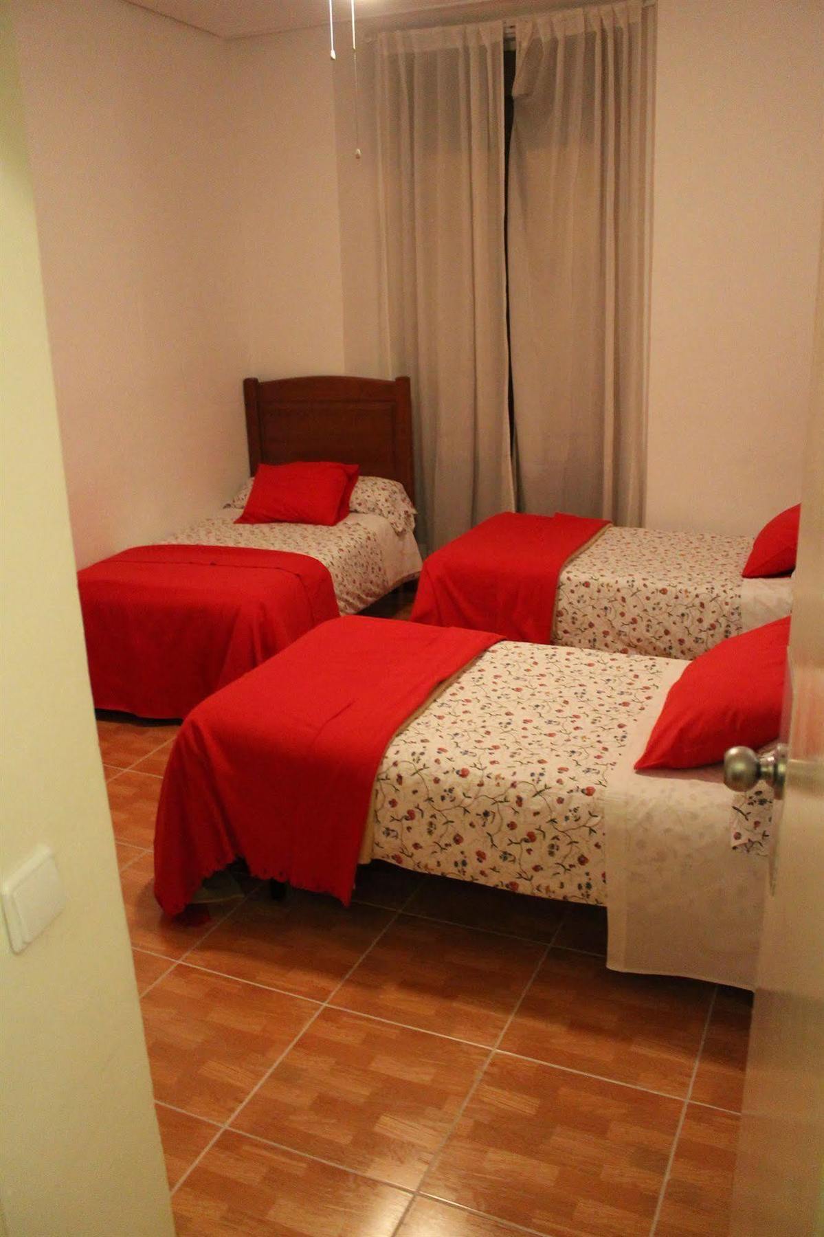 Hostal Los Perales Madrid Luaran gambar A room at the hostel