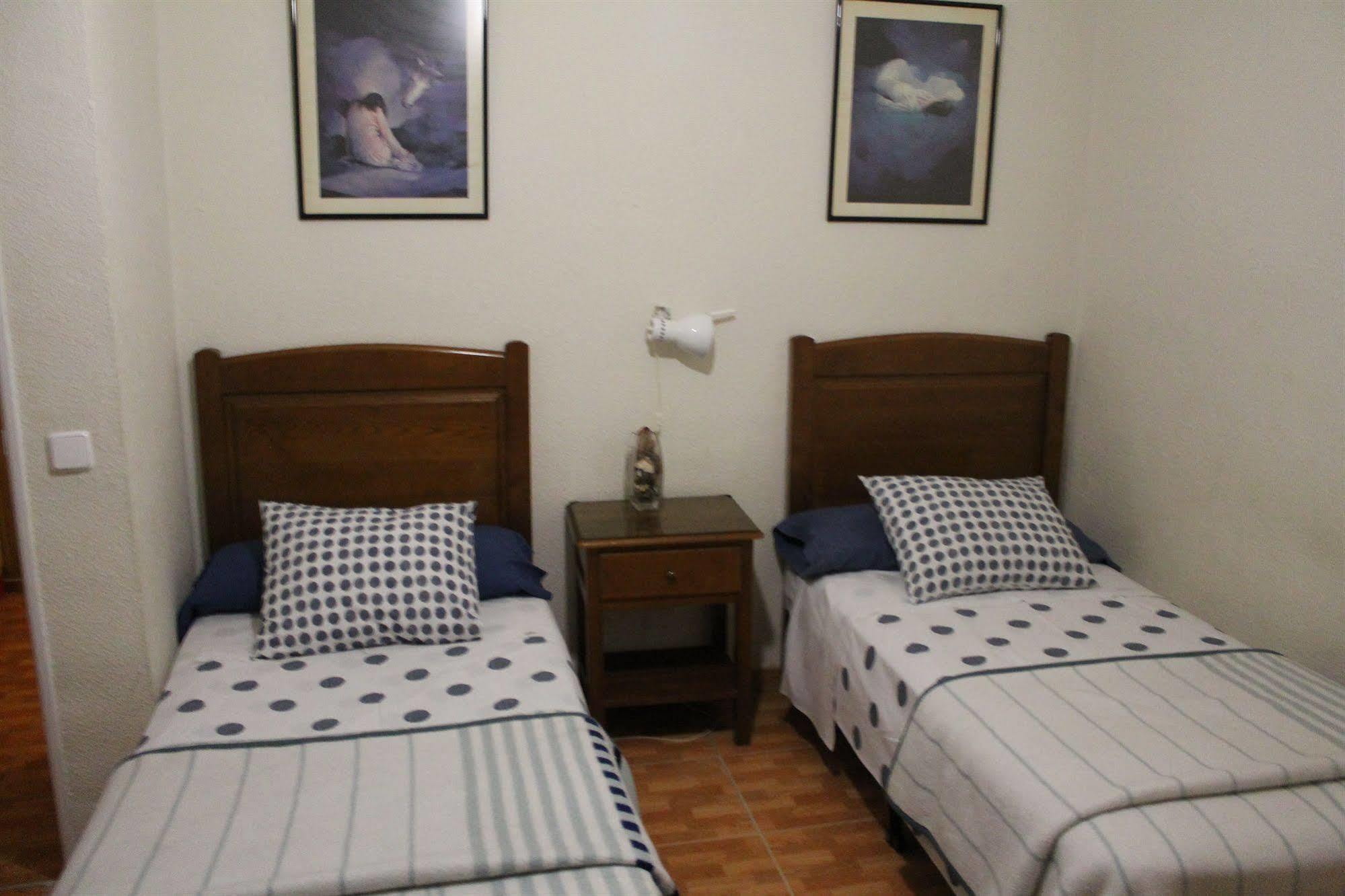 Hostal Los Perales Madrid Luaran gambar A bedroom with two single beds