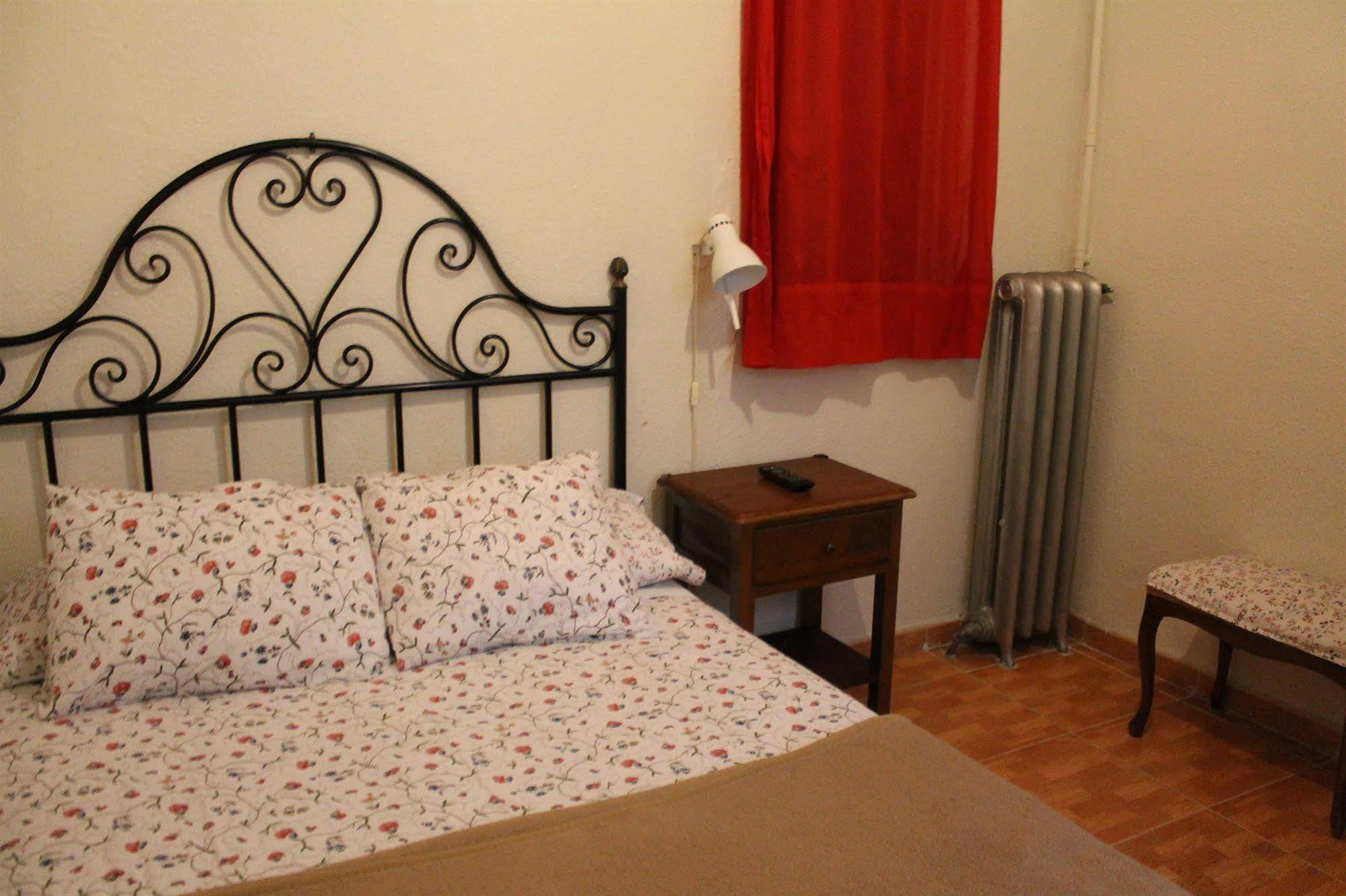Hostal Los Perales Madrid Luaran gambar A bedroom in a typical Italian house