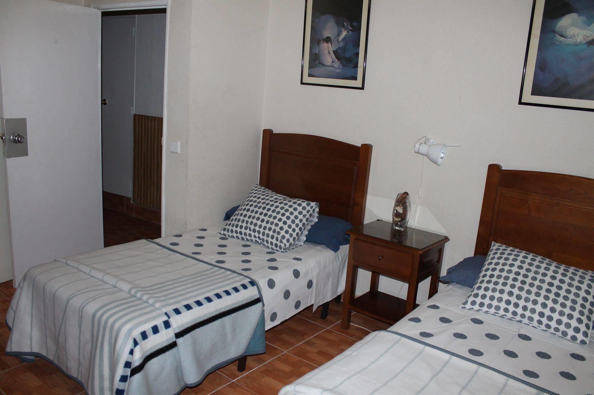 Hostal Los Perales Madrid Luaran gambar A typical bedroom