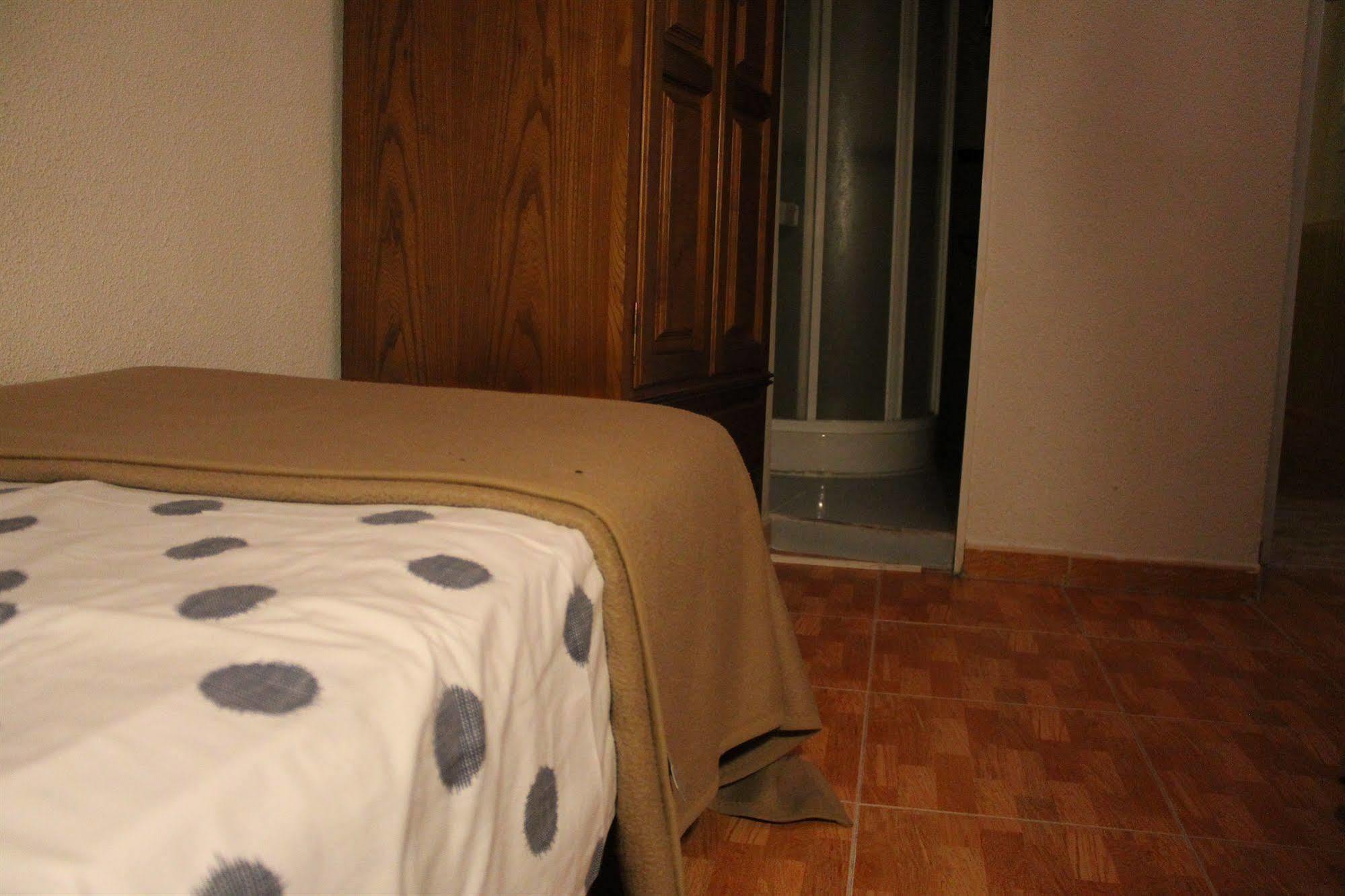 Hostal Los Perales Madrid Luaran gambar A bed with a sábanas