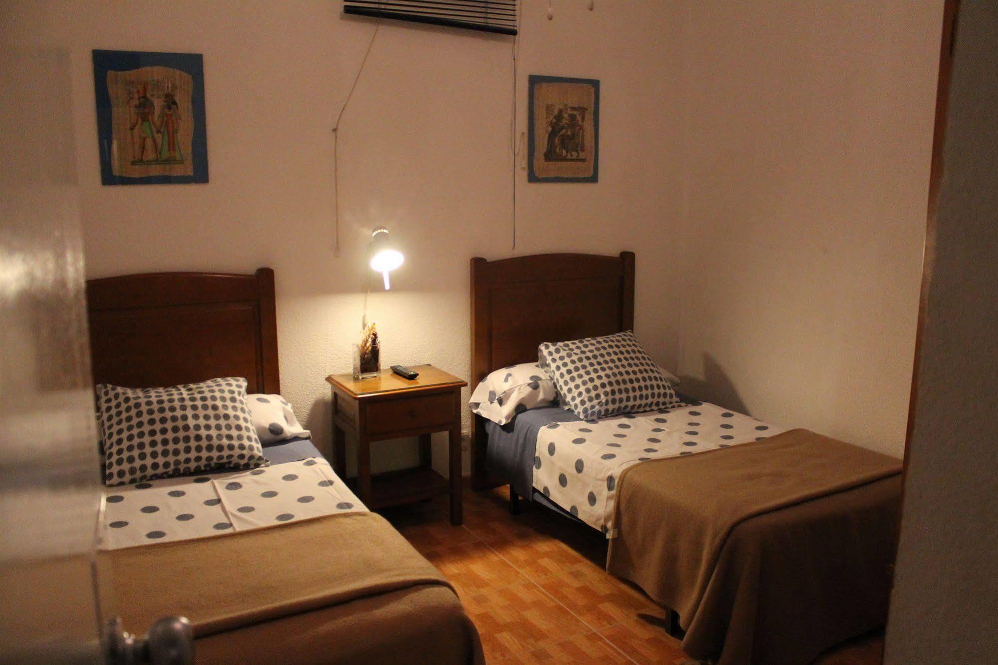 Hostal Los Perales Madrid Luaran gambar A room at the hostel
