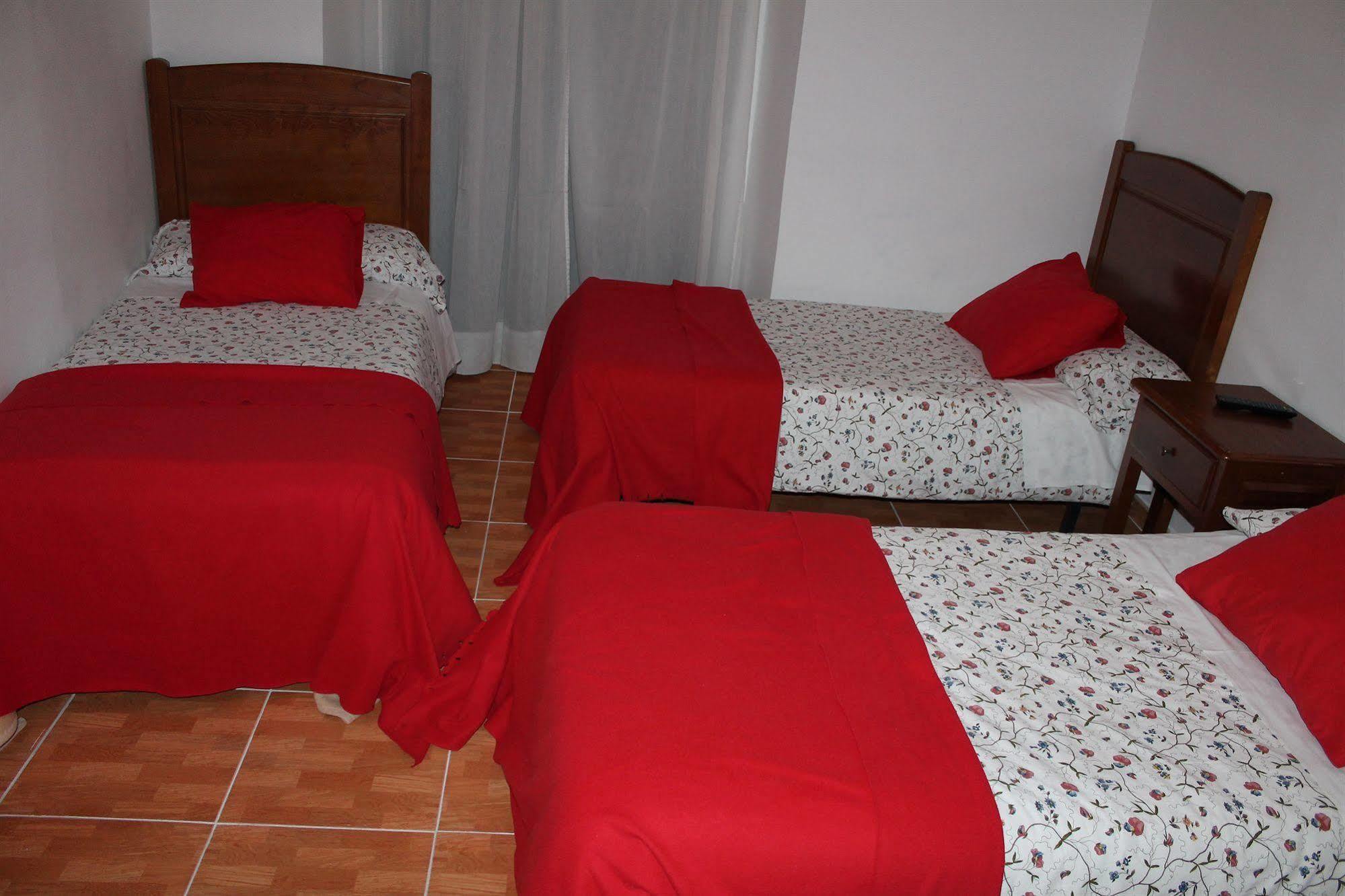 Hostal Los Perales Madrid Luaran gambar A typical bedroom in a hostal