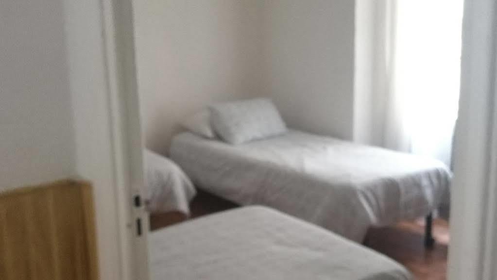 Hostal Los Perales Madrid Luaran gambar A typical room at the hostel