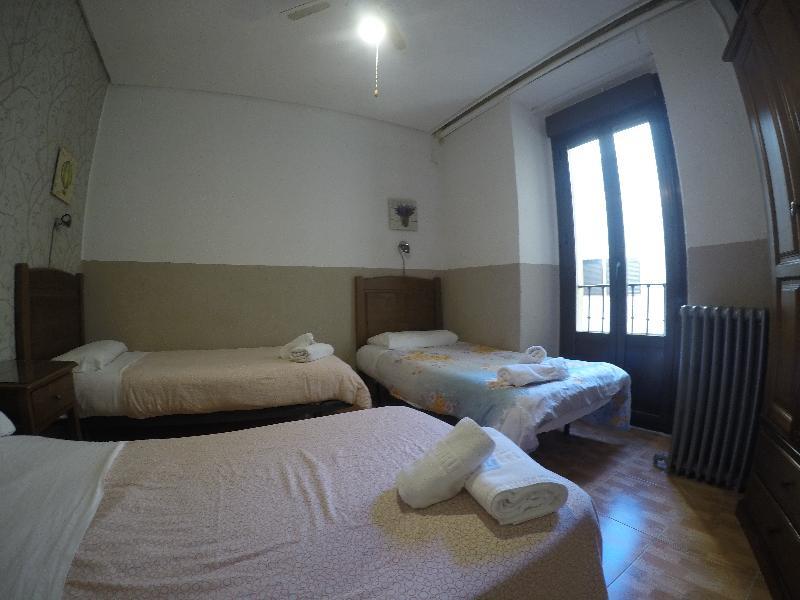 Hostal Los Perales Madrid Luaran gambar A room at the hotel